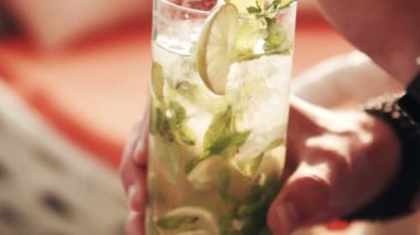 Adam izlemek ve siyah deri Bileklikler