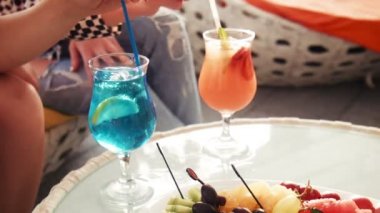 İki kadeh tabloda bacaklar ile kopya alanı yakınındaki