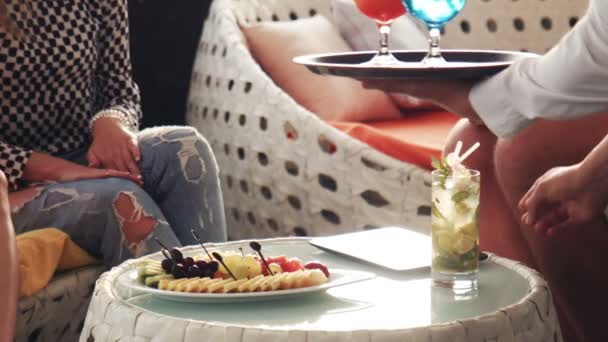 Unbekannte trinken und essen am Tisch — Stockvideo