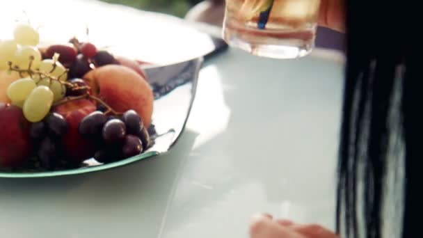 Gros plan sur la boisson bleue avec tranche de fruits — Video