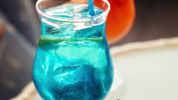 Gros plan sur la boisson bleue avec tranche de fruits — Video