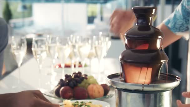 Närbild på händer doppning fondue — Stockvideo
