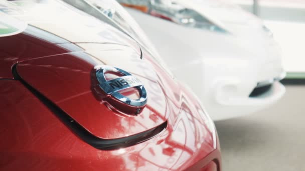 ЗАПОРОЖИЕ, УКРАИНА - 30 июля 2016 г.: Красный электромобиль крупным планом на точке зарядки — стоковое видео