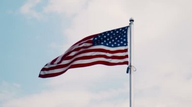 Amerika Birleşik Devletleri bayrağı bayrak direğine uçan
