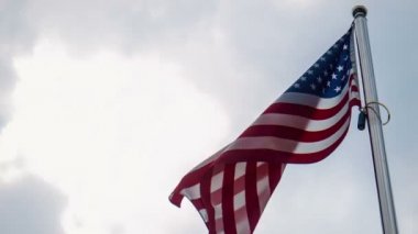 Amerika Birleşik Devletleri bayrağı bayrak direğine uçan