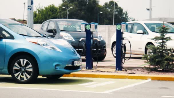 2016 年 7 月 30 日，乌克兰扎波罗热︰ 电动汽车发电站在停车场 — 图库视频影像
