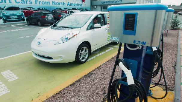 ZAPOROZHYE, UCRANIA - 30 DE JULIO DE 2016: Depósito para recargar coches eléctricos — Vídeos de Stock