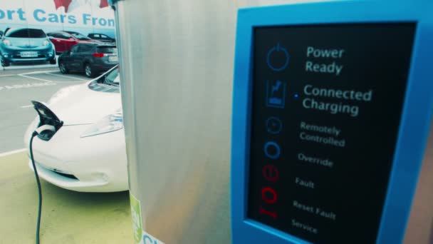 Power plug station voor elektrische auto — Stockvideo
