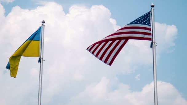 ZAPOROZHYE, UCRANIA - 30 DE JULIO DE 2016: Banderas de Ucrania y Estados Unidos ondeando en el viento — Vídeos de Stock