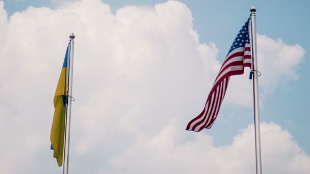 Banderas de Ucrania y Estados Unidos ondeando en el viento — Vídeos de Stock