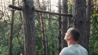 Adam bir dal için ulaşan bir ağaca geri görünüm ateş püskürdü