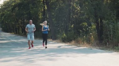 Bir orman yolu çalışan çift