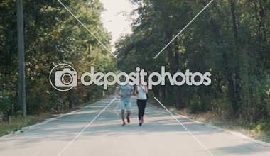 Önden Görünüm bir orman yolu çalışan çift