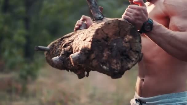 Apto homem forte levantando um tronco em uma floresta — Vídeo de Stock