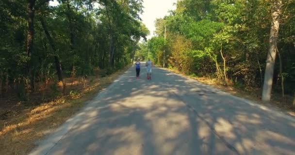 Foto aérea del hombre y la mujer corriendo juntos en el parque — Vídeo de stock