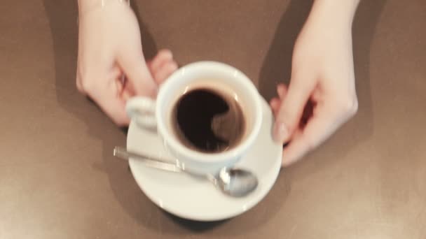 Fermer Serveuse plaçant un café sur le comptoir. vue de dessus 