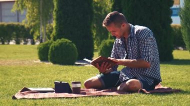 genç adam bir kitap okuma rahatlatıcı