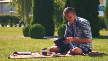 Genç adam ellerini havaya kaldırmış