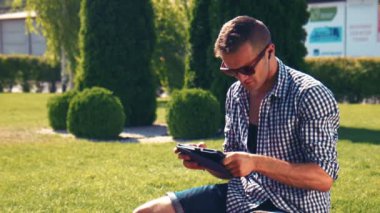 Genç adam browsing belgili tanımlık enterne tablet