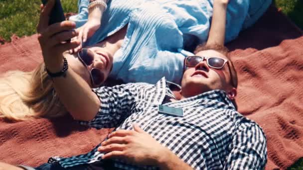 Pareja joven divirtiéndose relajándose al sol — Vídeo de stock