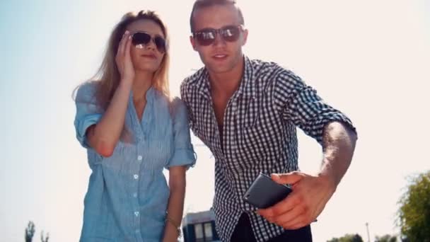Junges Paar macht ein Selfie mit dem Handy — Stockvideo