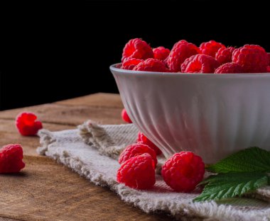 Beyaz porselen tabak içinde ahududu