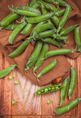 hearthy taze yeşil bezelye bir rustik ahşap masa üzerinde