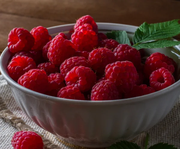 Some ripe and fresh raspberry in white cup — Stock Photo, Image