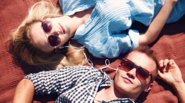 Kaç müzik ve selfie güneş ışığı battaniyeye taking