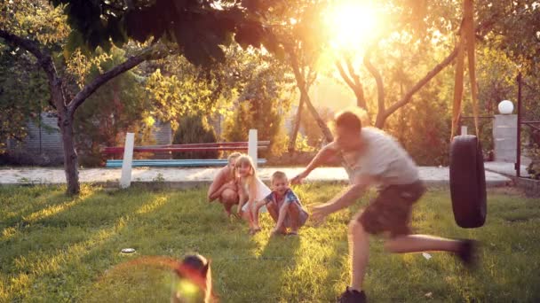 Föräldrar spelar med hund och barn hemma på bakgården — Stockvideo