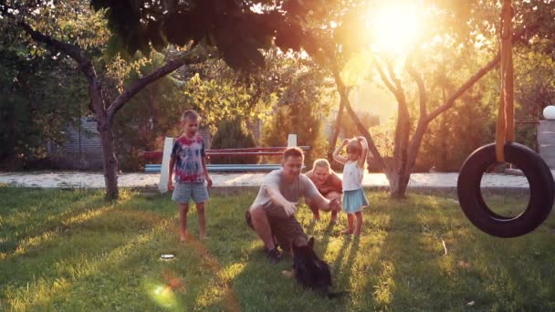Οι γονείς που παίζει με το σκυλί και παιδιών στο πάρκο — Αρχείο Βίντεο
