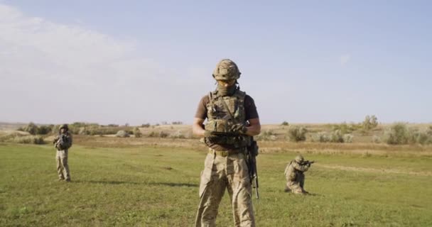 Servidor focado com tablet e soldados em campo — Vídeo de Stock