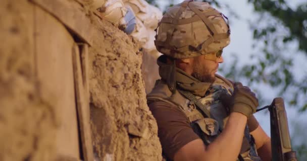 Soldado atacando cabina hostil envejecida con granada — Vídeos de Stock