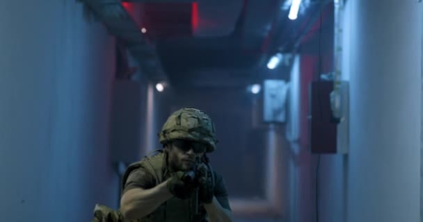 Ομάδα SWAT εξετάζει σκοτεινό διάδρομο — Αρχείο Βίντεο