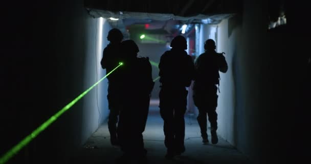 Felismerhetetlen katonák ellenőrzik a sötét folyosót. — Stock videók