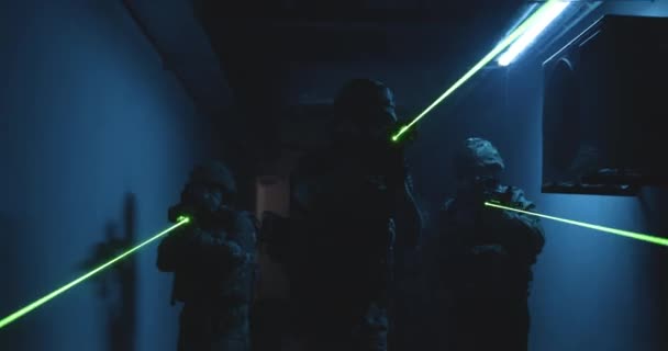 Команда спецназа с командиром, идущим по тёмному коридору — стоковое видео