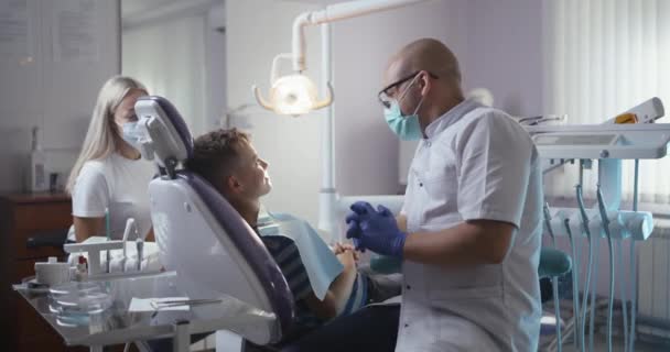 Dentista falando com paciente infantil — Vídeo de Stock