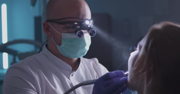 Dentista curare i denti di poco paziente — Video Stock