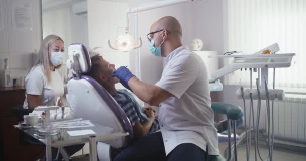 Dentista chequeando dientes sanos de adolescente — Vídeo de stock