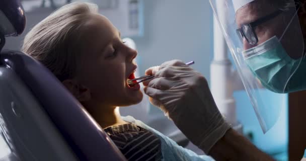 Ragazza durante il check-up di successo in sedia dentale — Video Stock