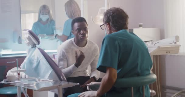 Hastane ofisinde dişçi ve müvekkil konuşuyor. — Stok video