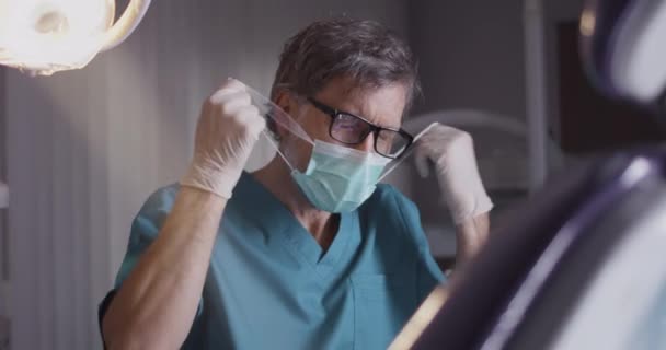 Maturo dentista esausto ultimamente in clinica — Video Stock