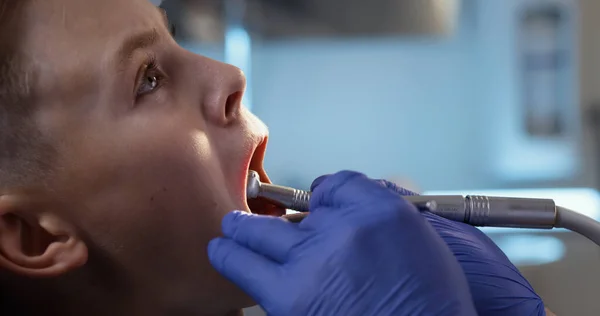 Beskär tandläkare borra tand pojke — Stockfoto