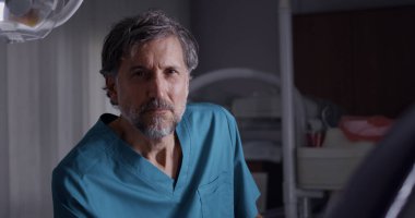 Son zamanlarda klinikte yorgun düşmüş bir dişçi.