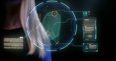 Yakın plan kadın parmak biyometrik geçiş kartını geçiyor