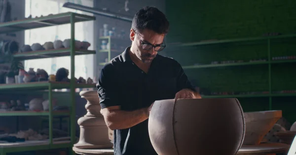 Potter creación de ornamento en tazón de arcilla — Foto de Stock