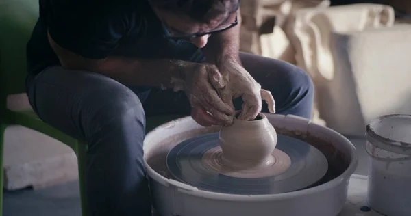 Ceramista de cultivo creando olla de arcilla húmeda — Foto de Stock