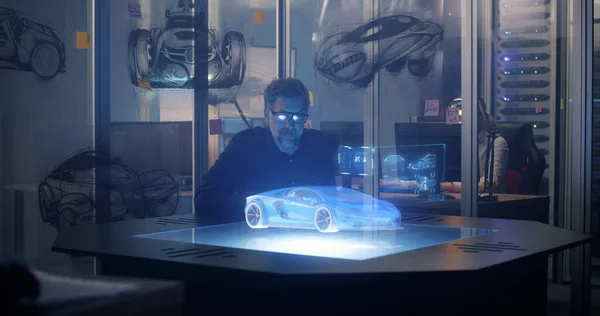 Muž inženýr pomocí 3D technologie pro návrh auta — Stock fotografie