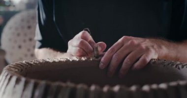 Hasat ustası çanak çömlek süsleri yapıyor.