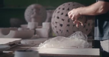 Masada kil hazırlayan tanınmayan bir seramik.